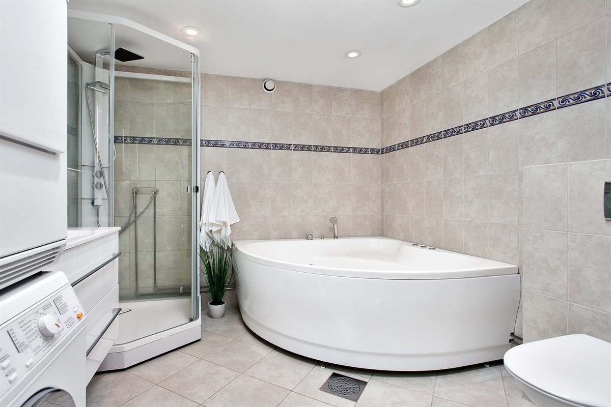 Det er satt inn dusjkabinett, boblebad, servant, speil og vegghengt wc. Galleribilde