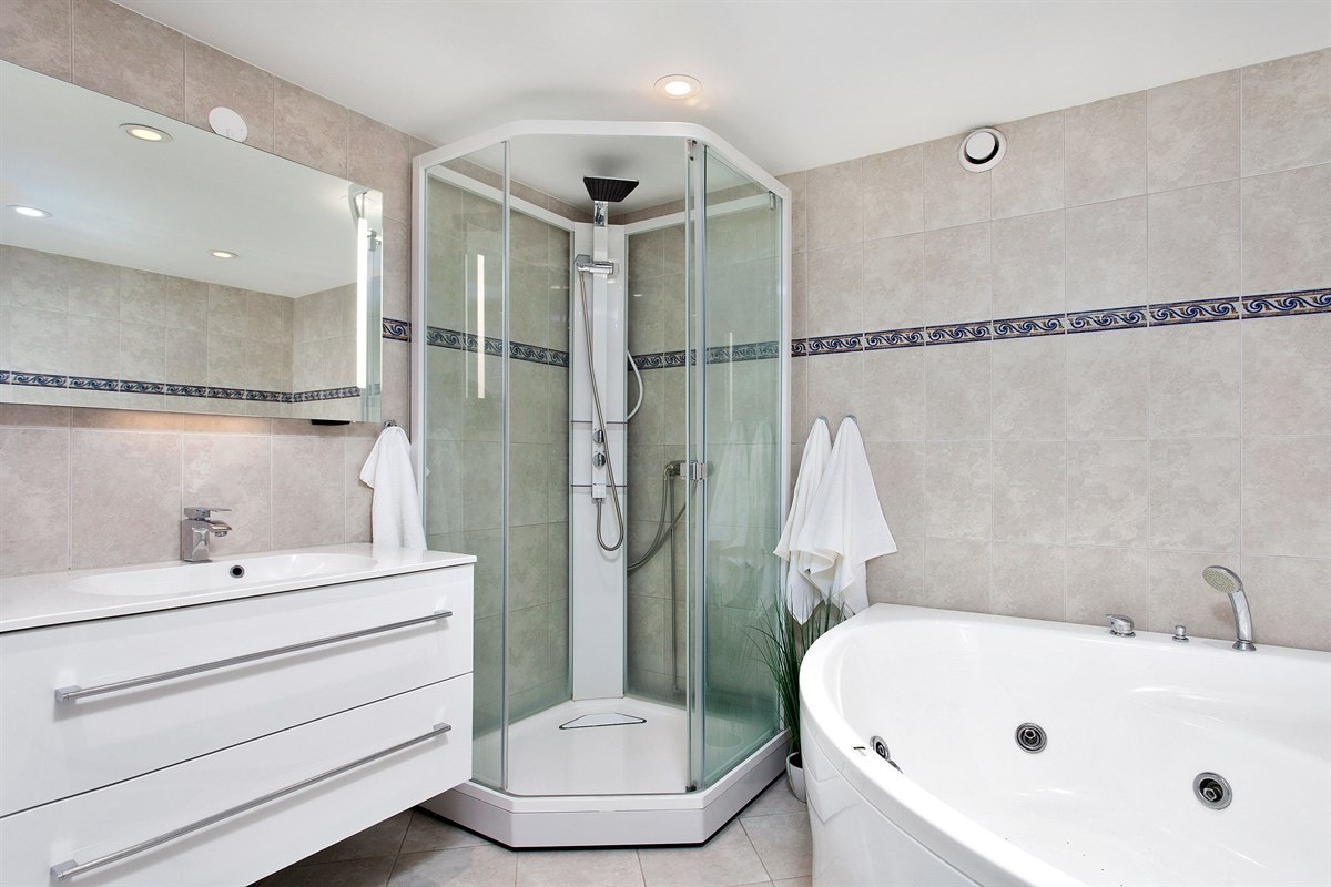 Romslig bad som ble pusset opp i 2005. Det er varmekabler i gulv og opplegg for vaskemaskin/tørketrommel. Galleribilde