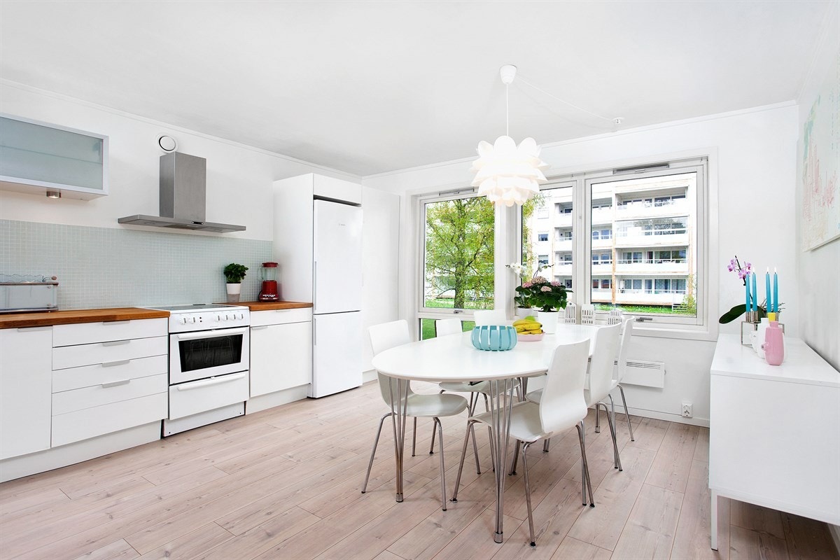 Velkommen på visning til en flott 3-roms med stor solrik balkong, garasjeplass og god romløsning. Galleribilde