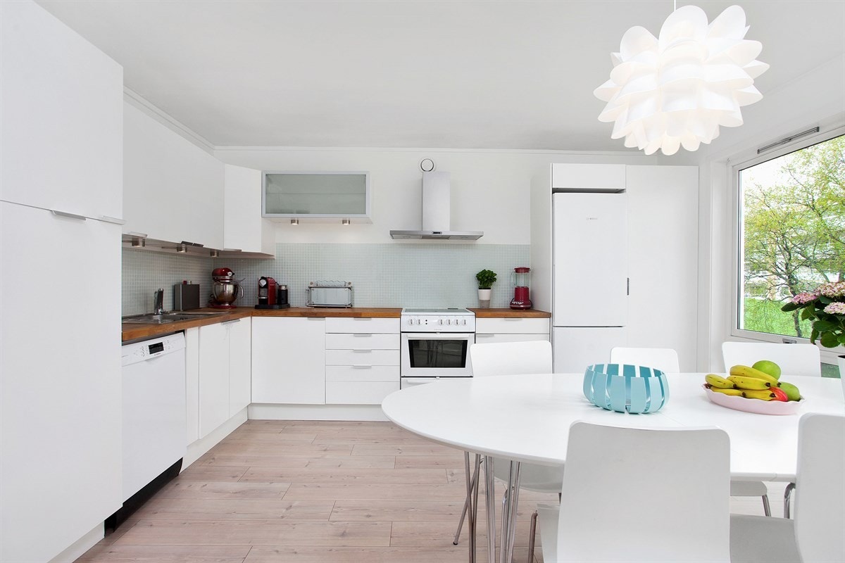 Hyggelig kjøkken med god plass til middagsgjester. Det er masse skap- og benkeplass. Galleribilde