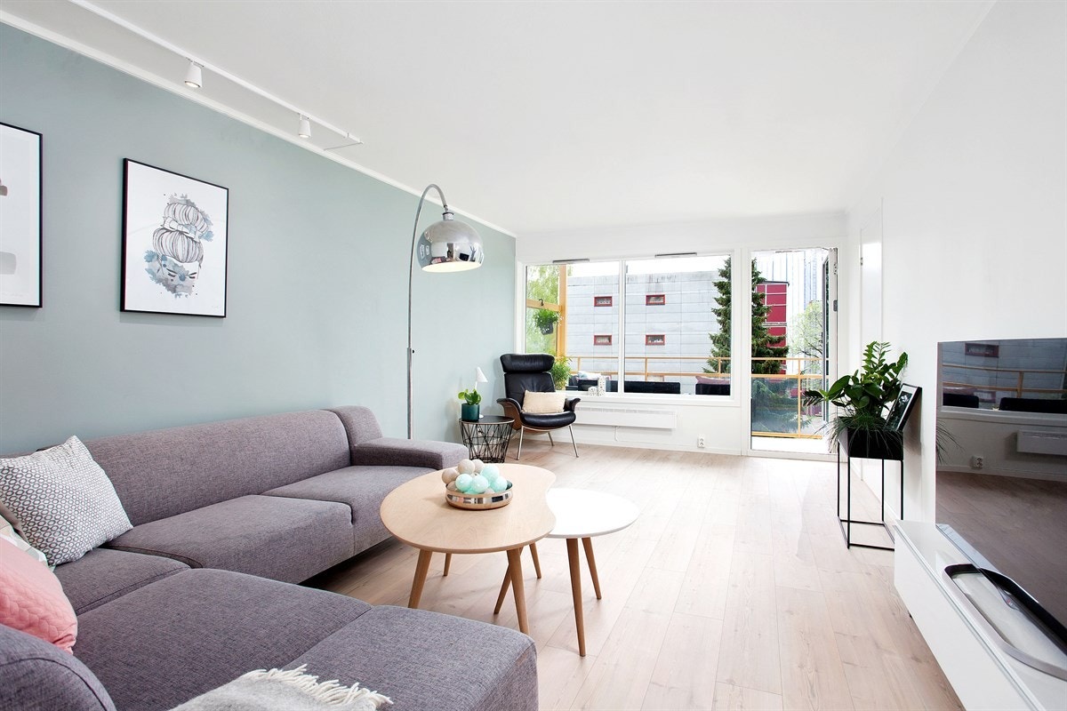 Store vindusflater slipper inn mye naturlig lys. Galleribilde