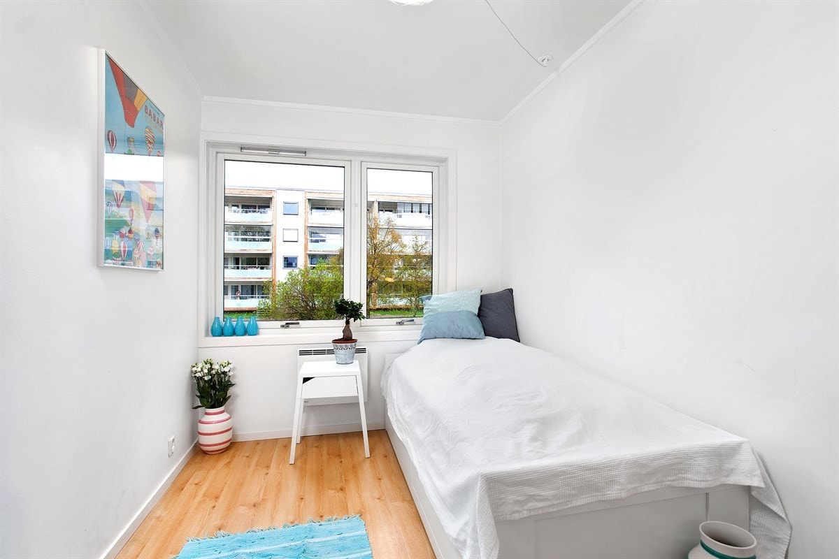 Soverom 2 med plass til seng og garderobe. Galleribilde