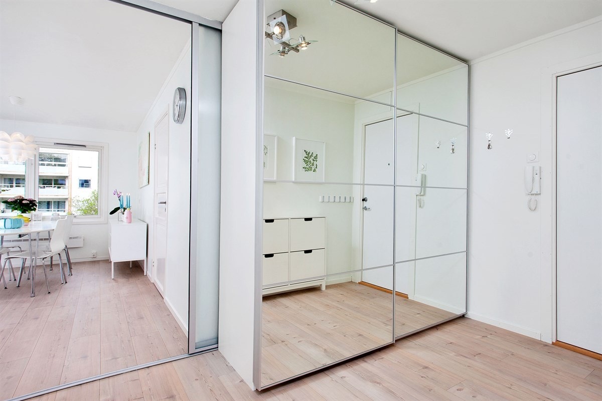 Svært praktisk entré med skap med speilfronter og skoskap. Galleribilde