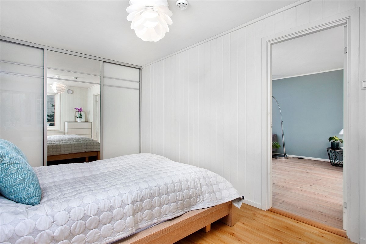 Stor skyvedørsgarderobe med speil. Galleribilde