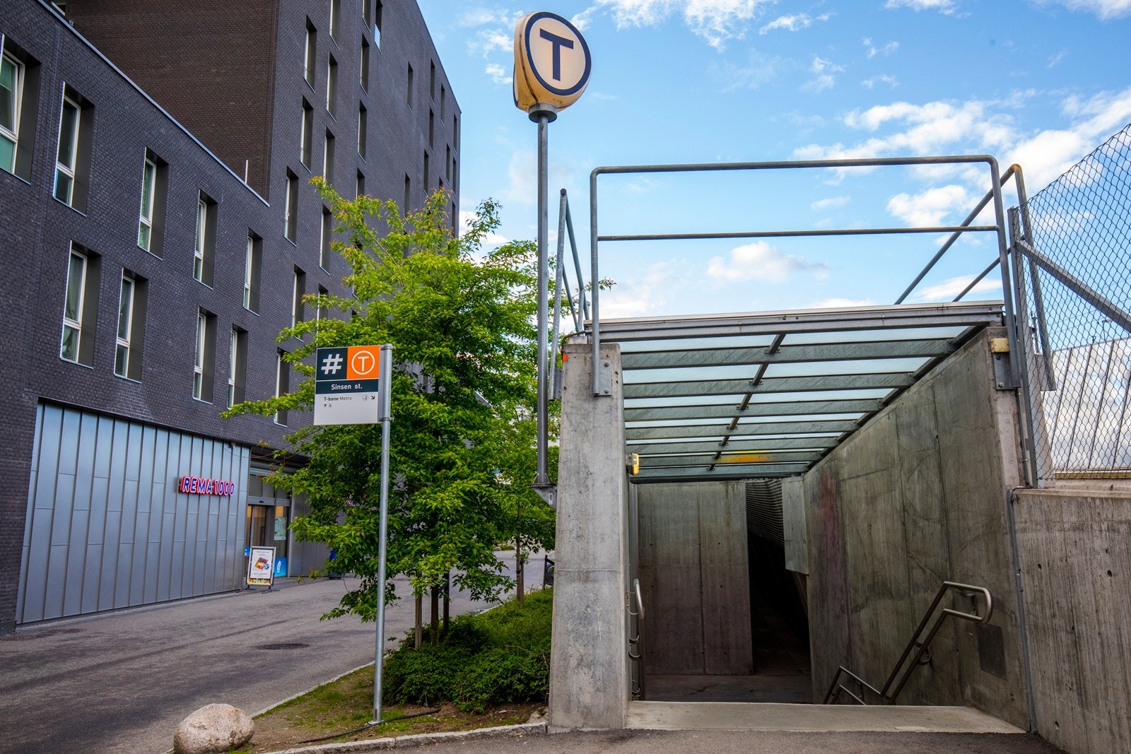 Torshovdalen Sameie I har en "egen" inngang til Sinsen T-banestasjon. Galleribilde