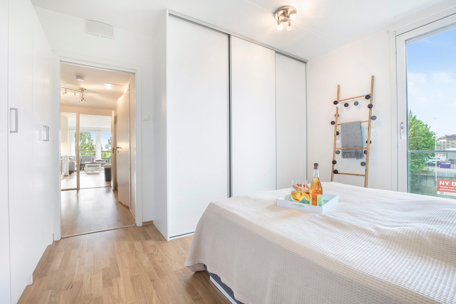 Godt med oppbevaringsplass med store skyvedørsgarderobe og skap som sikrer rikelig med oppbevaring for to. Galleribilde