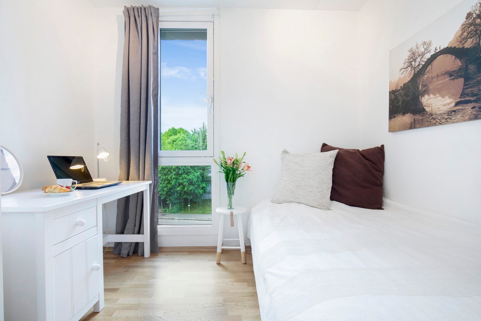 Koselig og funksjonelt soverom. Rommet passer perfekt som barnerom, gjesterom eller kontor. God plass til seng og kontorinnredning/garderobe. Galleribilde