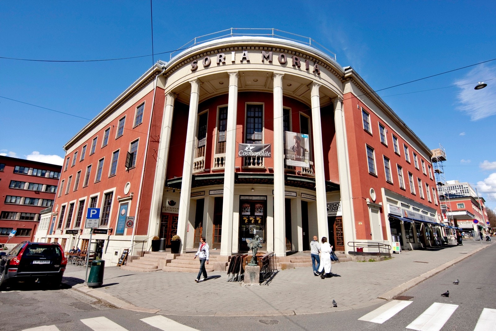 Nærområdet byr på en rekke aktivitetsmuligheter med flere restauranter, kafèer, kino og teateri nærheten. Galleribilde