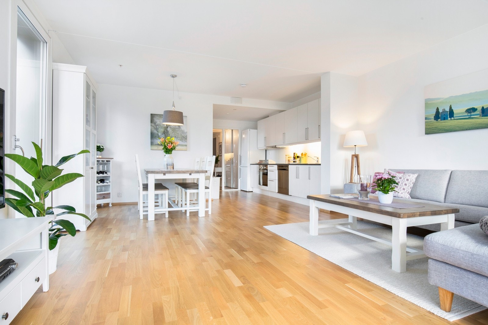 Stuen har god plass til sofagruppe, en naturlig plass til tv-seksjon og en hyggelig spisestue. Rommet er enkelt å innrede med flere møbleringsmuligheter. Galleribilde