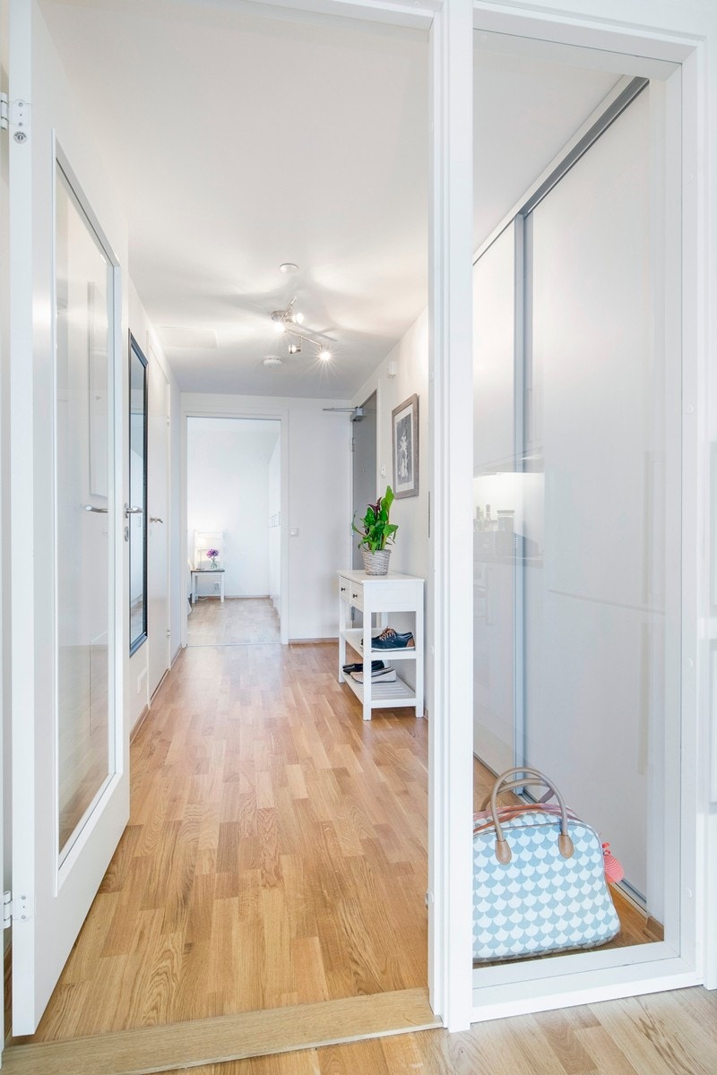 Romslig entré med god plass til oppbevaring. Skyvedørsgarderobe med slettedører og innredning med hyller og stenger. Glassdør inn til stue gir et lyst og luftig inntrykk men også praktisk for å skille av hovedsoverommet fra resten av leiligheten. Galleribilde