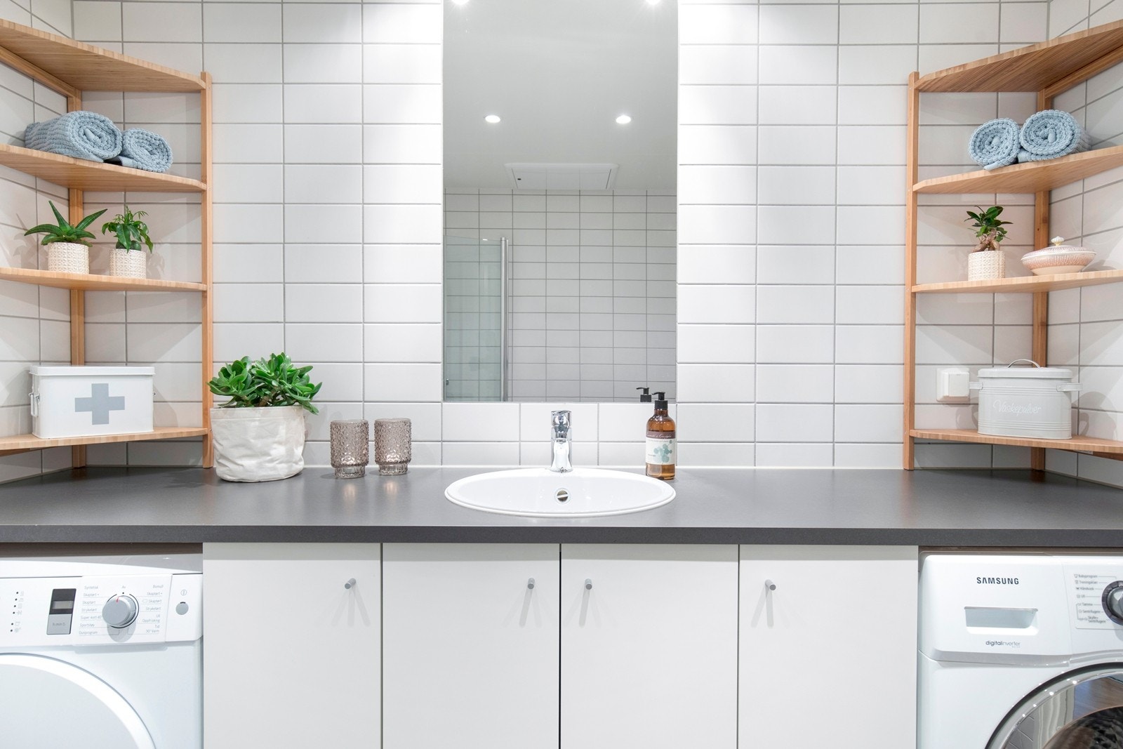 Et lekkert bad med godt med oppbevaringsplass og opplegg for både vaskemaskin og tørketrommel. Galleribilde