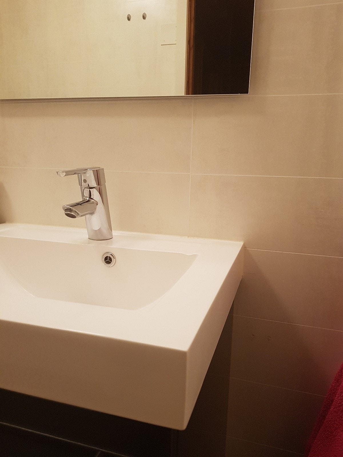 Moderne vaskerom/dusjhjørne/badrom. 2 brede skuffer i servant. Flislagt gulv med varmekabler. Galleribilde