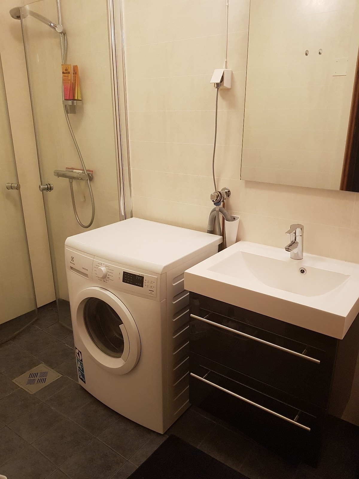 Vaskerom/dusjhjørne/badrom fra 2014. 2 brede skuffer i servant. Flislagt gulv med varmekabler. Galleribilde