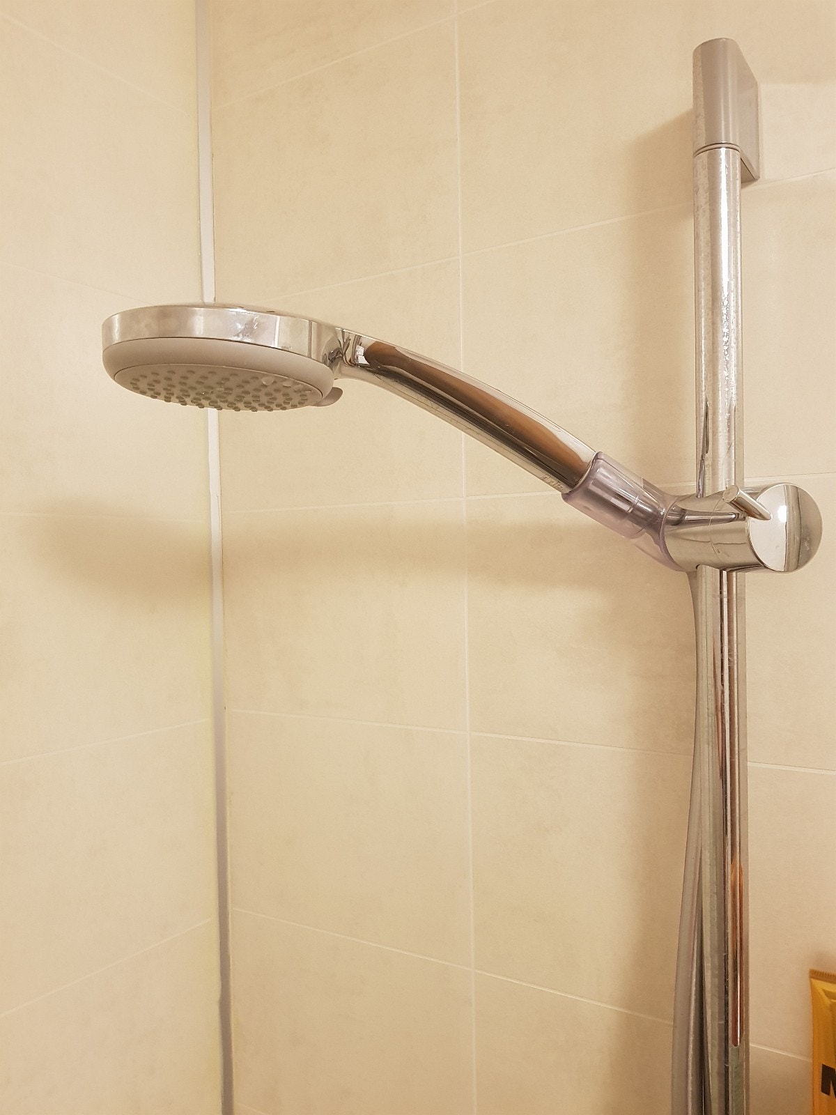 Moderne vaskerom/dusjhjørne/badrom. 2 brede skuffer i servant. Flislagt gulv med varmekabler. Galleribilde