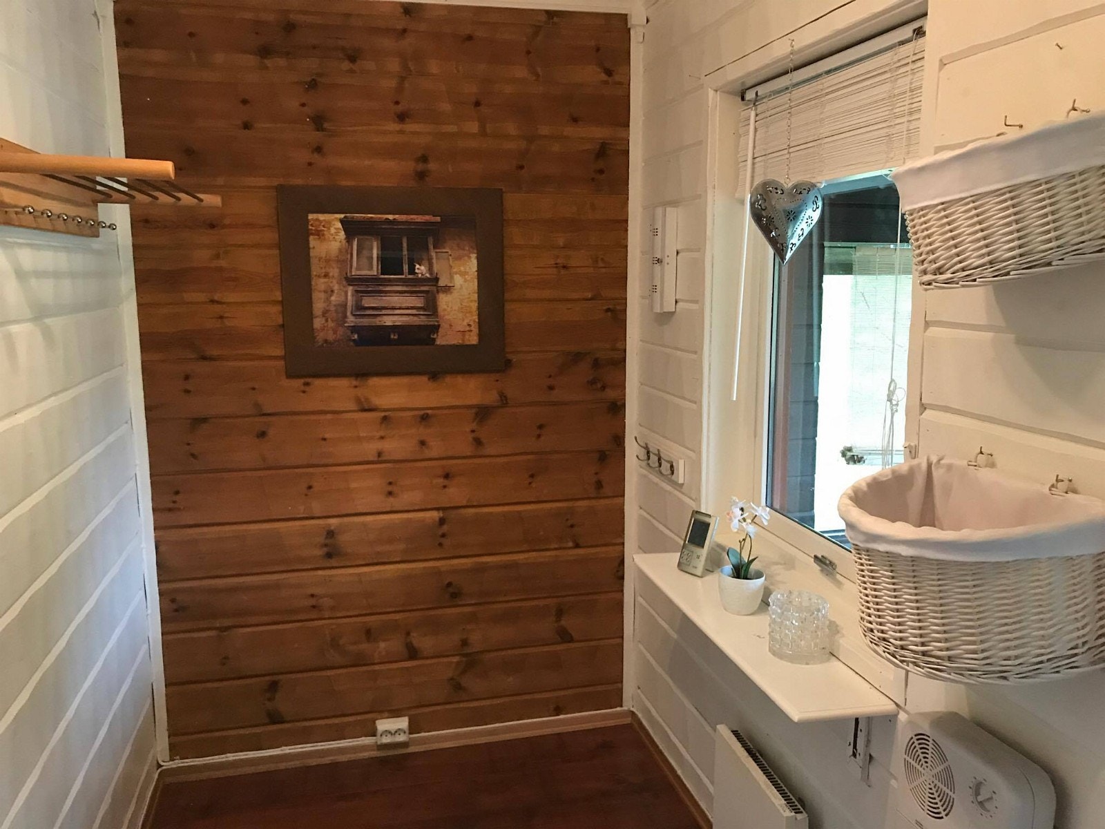 Liten gang mot overbygget inngang. Galleribilde