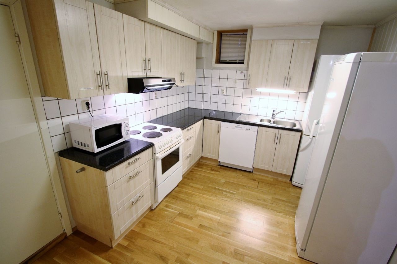 Felles kjøkken. Er satt inn ny oppvaskmaskin, komfyr, mikro og ventilator er satt inn etter at bildet ble tatt. Galleribilde