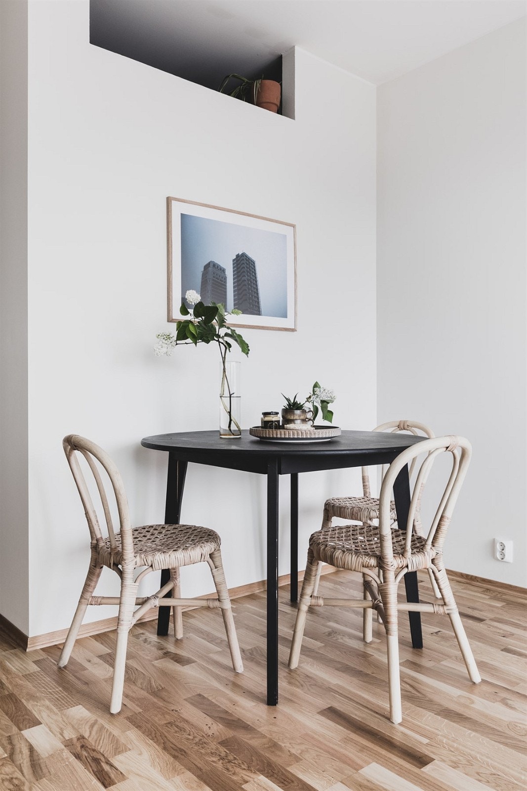 Spisebord kan plasseres langs veggen mot sovealkoven Galleribilde