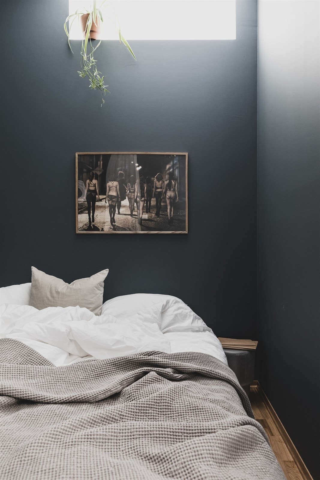 Det er laget til en smart åpning i sovealkoven som gir lysinnslipp til rommet. Galleribilde