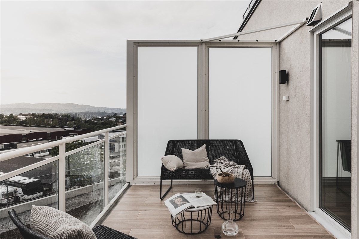 Det er god plass til utemøbler på altanen. Galleribilde