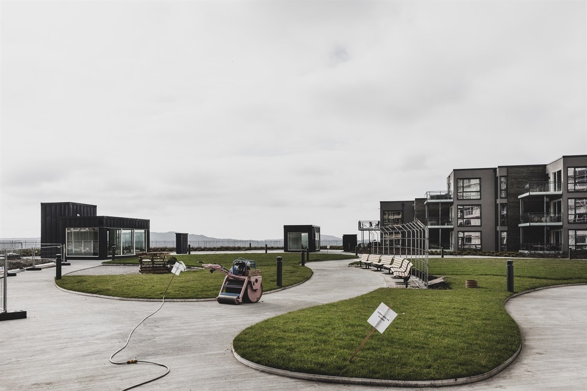 Bilfritt parkområde med plen, interne veier, benker og beplantning. Det er fremdeles under opparbeidelse. Galleribilde