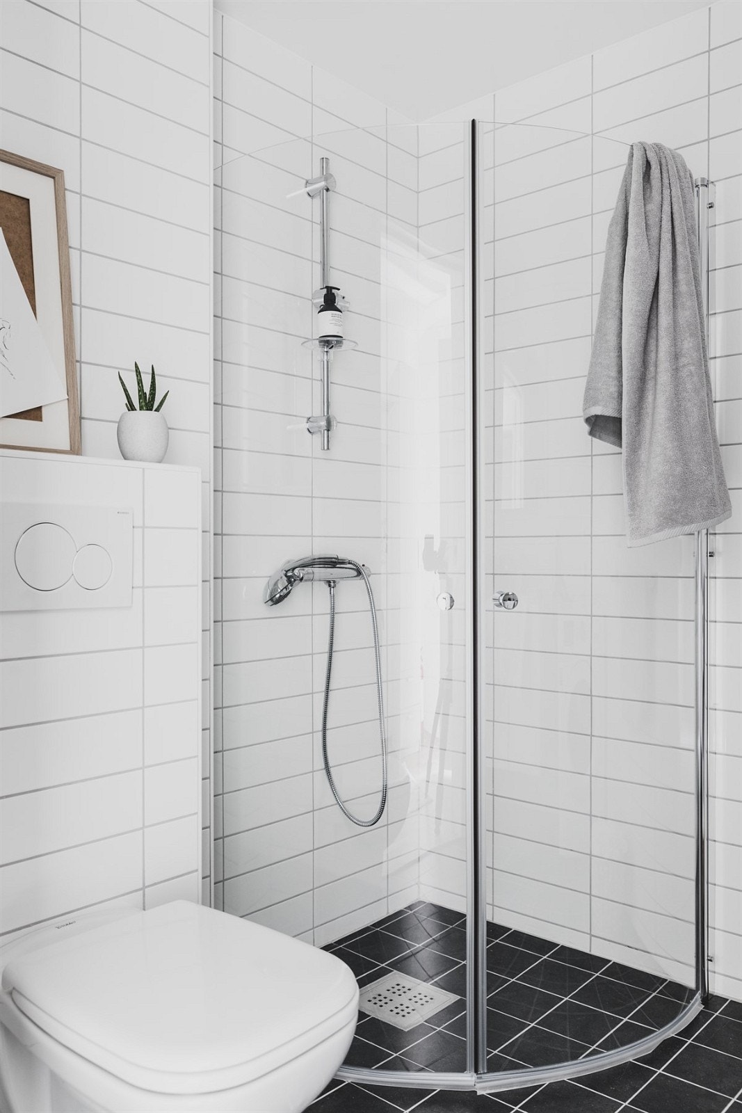 Badet inneholder veggmontert wc, dusj med innfellbare dører, servant med skap og speil med innfelt belysning. Galleribilde