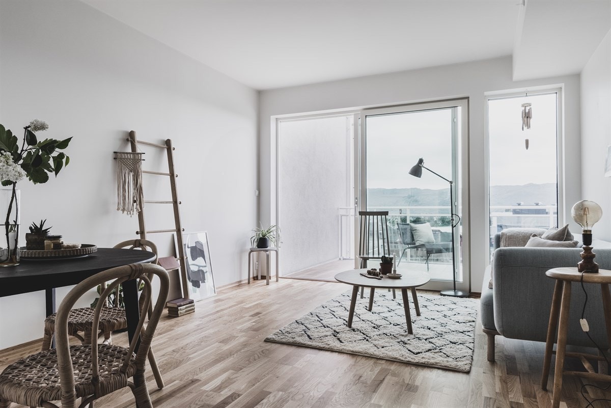Stuen er lys og luftig med vindusflater over hele kortveggen. Galleribilde