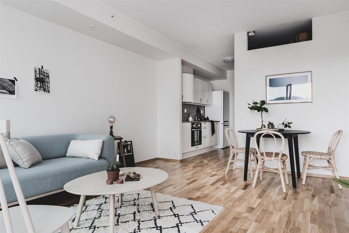 Utformingen på stuen gjør det mulig å møblere med både spisebord og sofa. Galleribilde