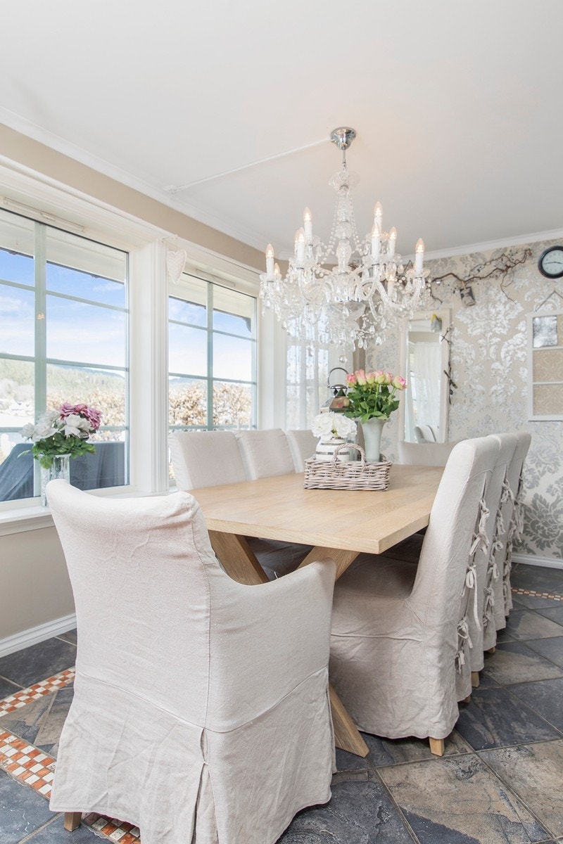 Kjøkken med god spiseplass og flott utsikt over elva Galleribilde