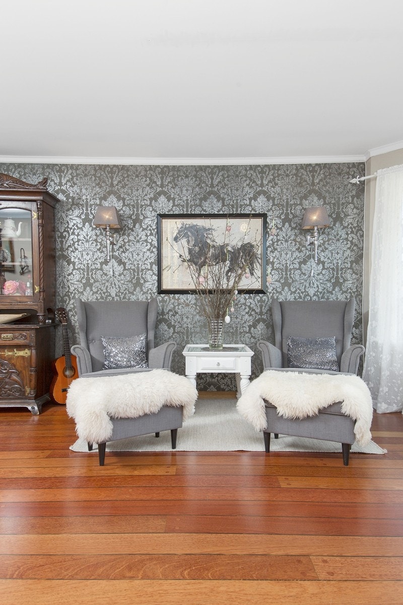 Stue med flott utsikt over elva Galleribilde