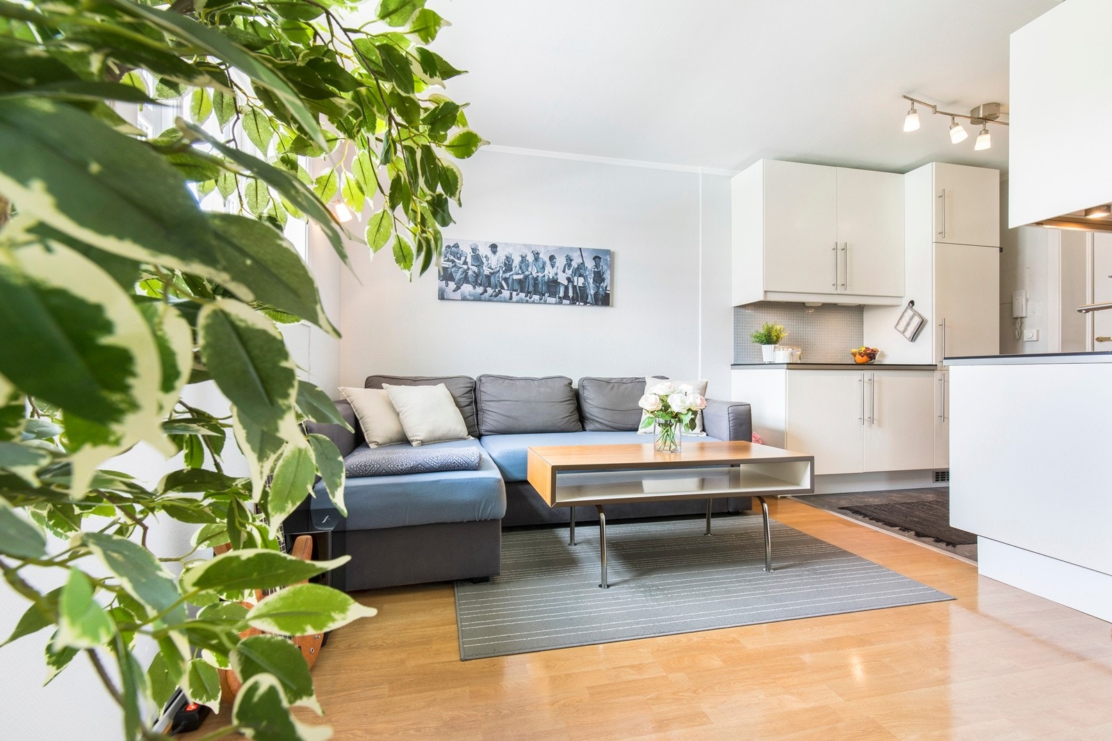 Lys og innbydende stue med gode vindusflater som slipper inn godt med lys i leiligheten. Smart planløsning med plass for både sofa og liten spiseplass. Leiligheten vender ut mot Pilestredet og er godt skjermet for sjenerende innsyn. Galleribilde