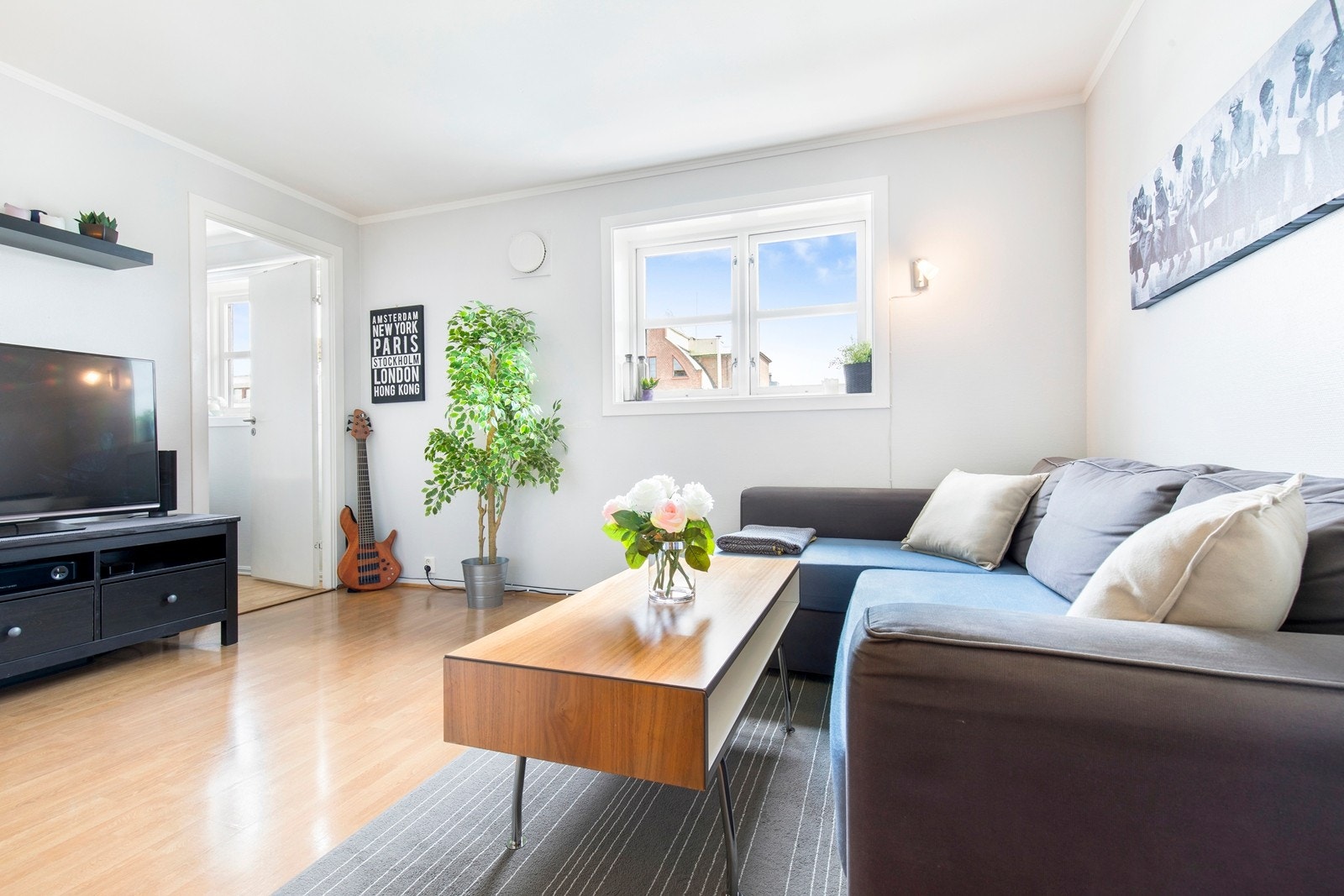 Smart planløsning med plass for både sofa og liten spiseplass. Leiligheten vender ut mot Pilestredet og er godt skjermet for sjenerende innsyn Galleribilde