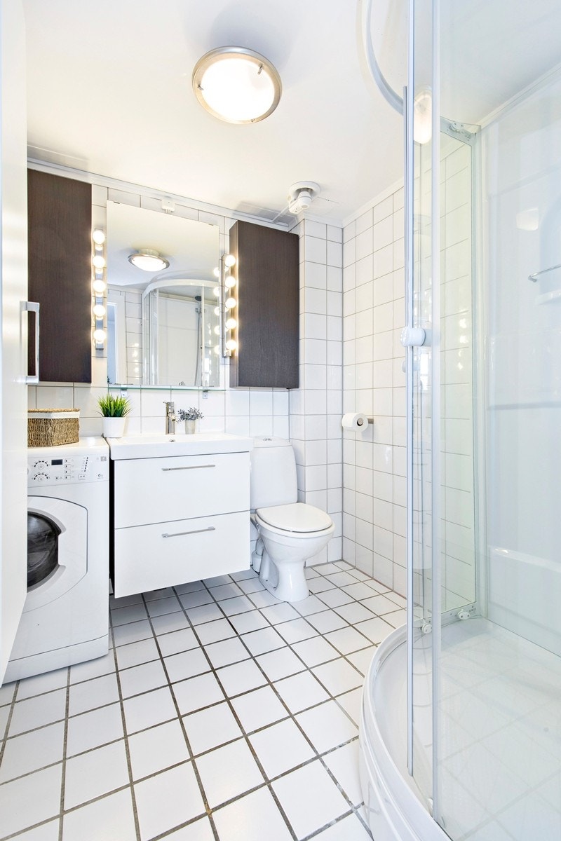 Stilig og moderne baderom med varmekabler i gulv samt opplegg til vaskemaskin. Badet har godt med oppbevaringsplass med to overskap, servant med underskap samt vegghengt skap sikrer godt med oppbevaring for både toalettartikler og vaskeutstyr. Galleribilde