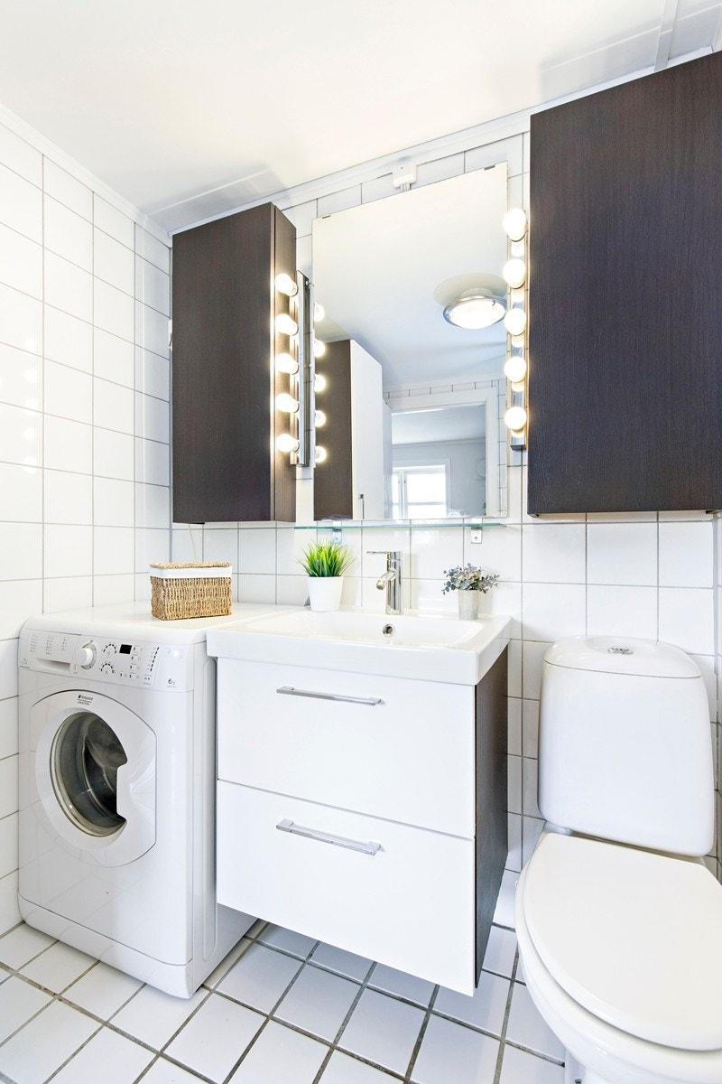 Stilig og moderne baderom med varmekabler i gulv samt opplegg til vaskemaskin. Badet har godt med oppbevaringsplass med to overskap, servant med underskap samt vegghengt skap sikrer godt med oppbevaring for både toalettartikler og vaskeutstyr. Galleribilde