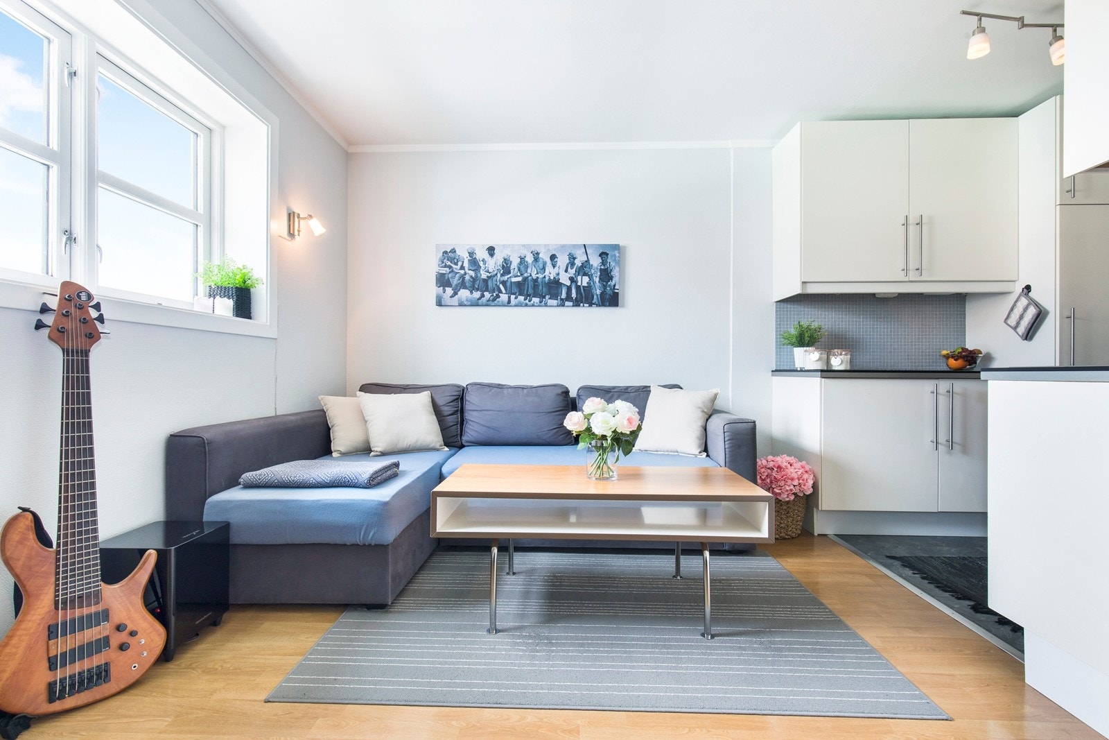 Lys og innbydende stue med gode vindusflater som slipper inn godt med lys i leiligheten. Smart planløsning med plass for både sofa og liten spiseplass. Leiligheten vender ut mot Pilestredet og er godt skjermet for sjenerende innsyn. Galleribilde