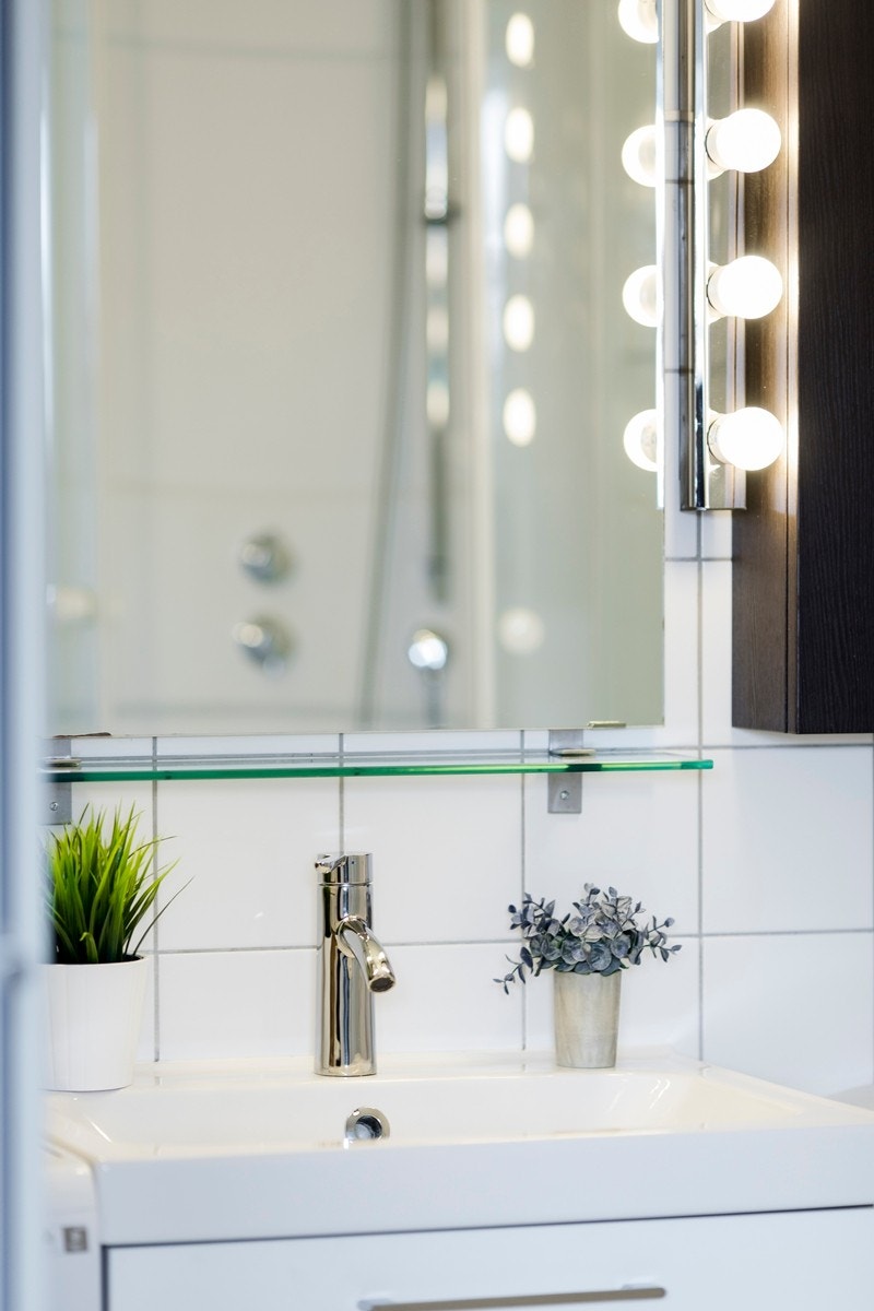 Stilig og moderne baderom med varmekabler i gulv samt opplegg til vaskemaskin. Badet har godt med oppbevaringsplass med to overskap, servant med underskap samt vegghengt skap sikrer godt med oppbevaring for både toalettartikler og vaskeutstyr. Galleribilde