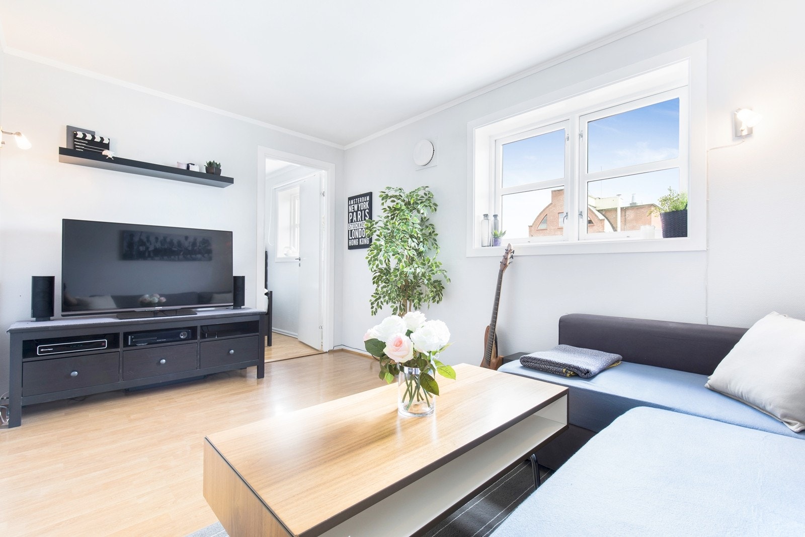 Lys og innbydende stue med gode vindusflater som slipper inn godt med lys i leiligheten. Smart planløsning med plass for både sofa og liten spiseplass. Leiligheten vender ut mot Pilestredet og er godt skjermet for sjenerende innsyn. Galleribilde