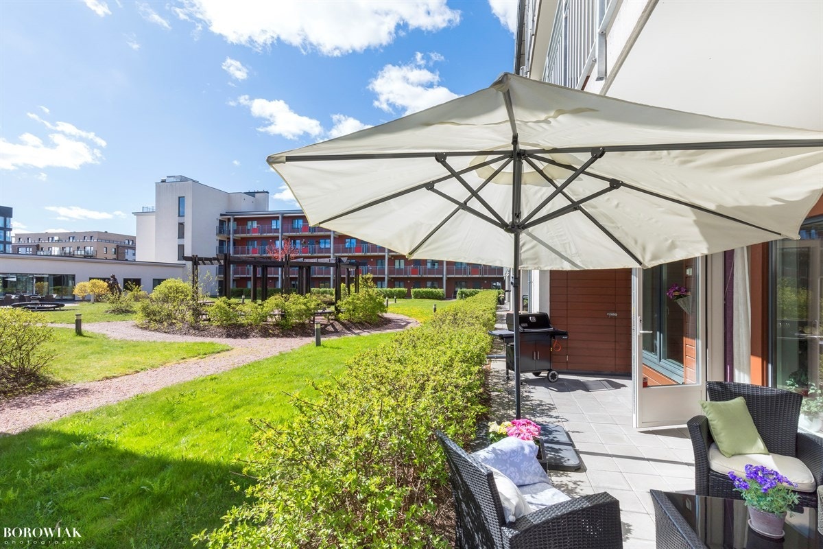 Leiligheten har en romslig, usjenert markterrasse på ca. 15 kvm, med svært gode solforhold på grunn av sin sørvestvendte beliggenhet. Galleribilde
