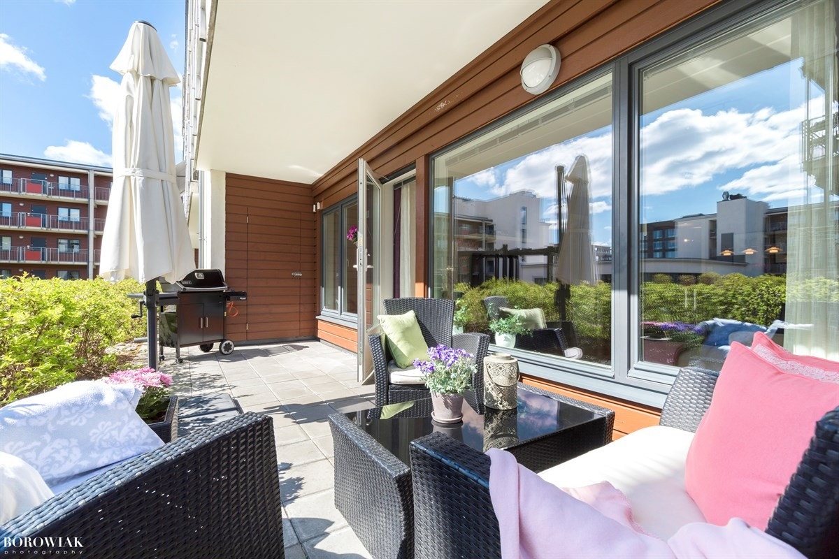 Leiligheten ligger i byggets andre etasje, men oppleves som første på grunn av utgang til markterrasse. Terrassen vender inn mot felles, lukket atrium og har svært gode solforhold. Galleribilde