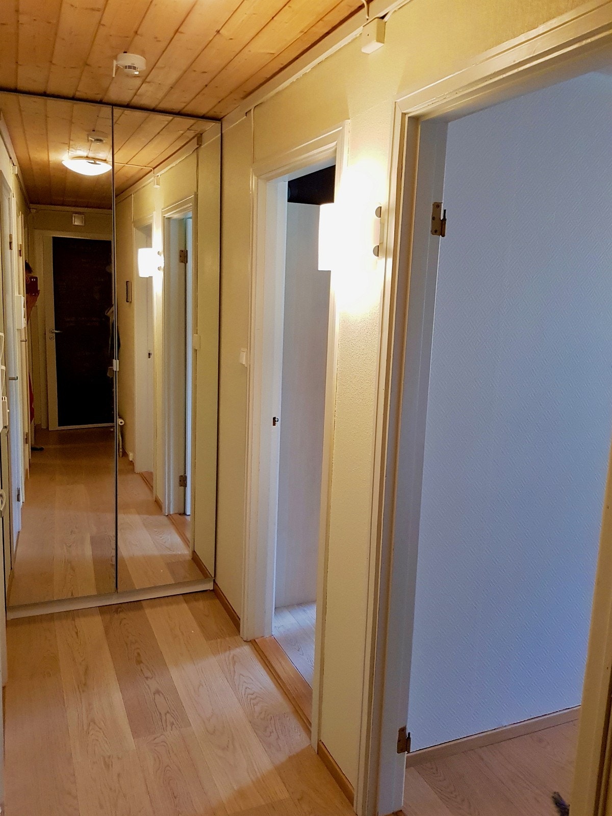 Gang med romslig speilskap Galleribilde