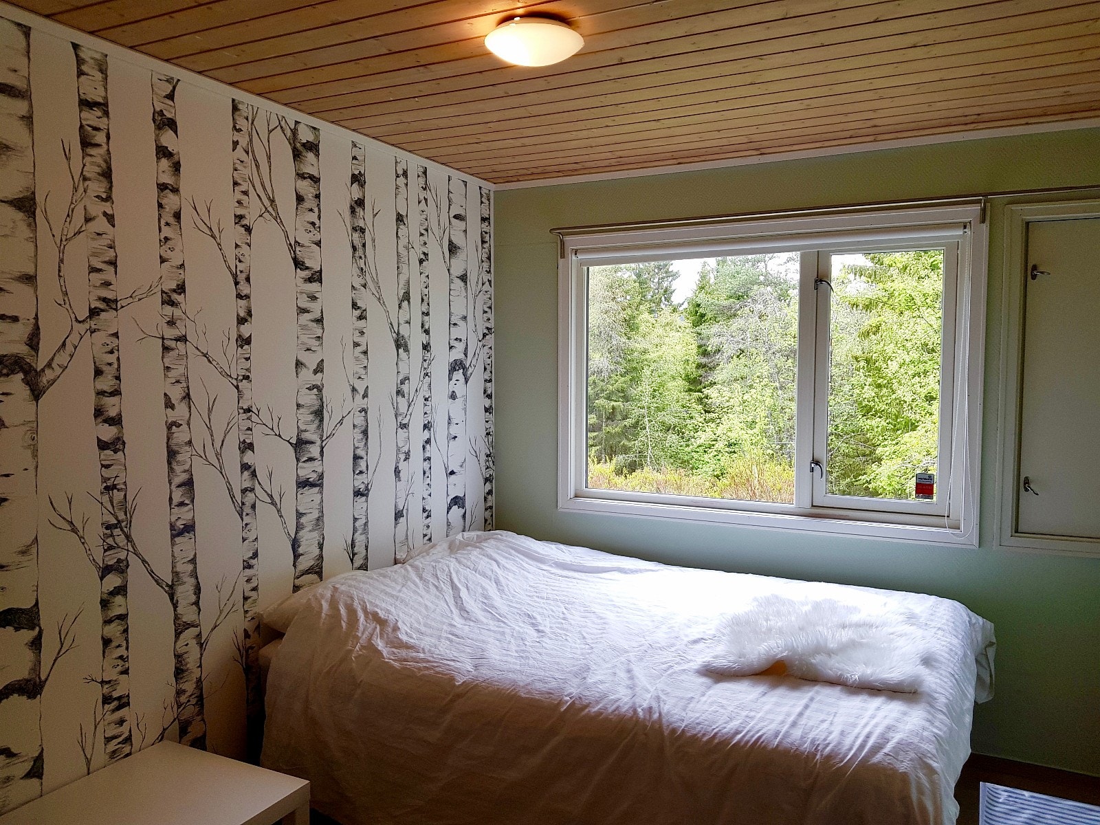 Soverom med utsikt mot skogen Galleribilde