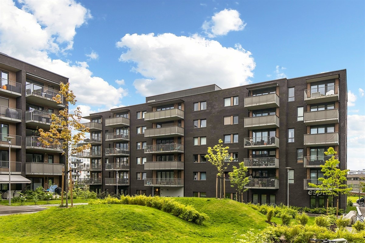 Fasade. Leiligheten er topp- / endeleilighet i 6. etasje med heis Galleribilde