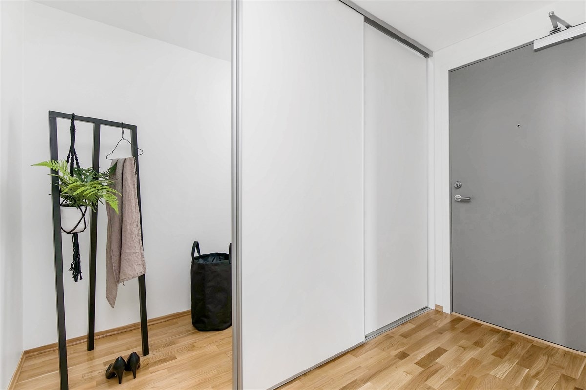 Entré med skyvedørsgarderobe Galleribilde