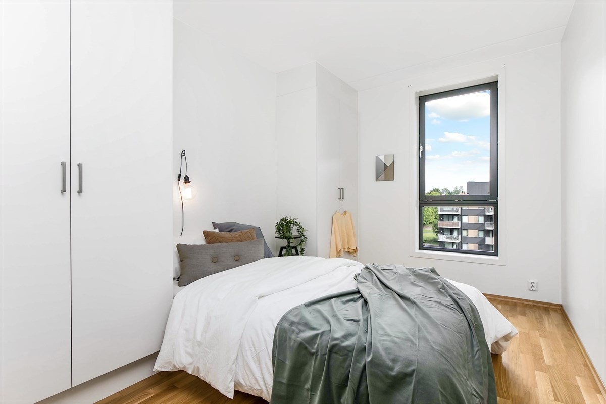 Luftig soverom vendt mot indre gårdsrom med plass til dobbeltseng, nattbord, kommode etc Galleribilde