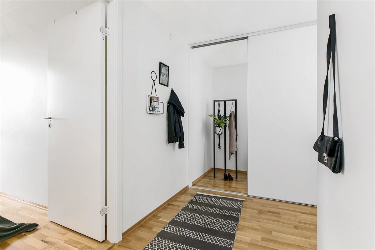 Stor skyvedørsgarderobe med god lagringsplass Galleribilde