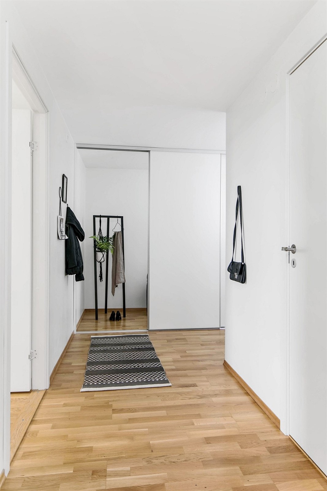 Romslig entré/gang med plass til klær, sko, bokhylle, kommode etc Galleribilde