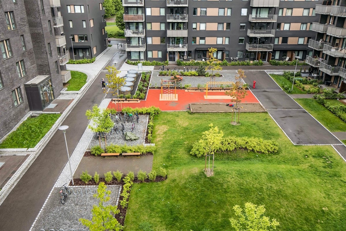 Utsikt mot flott beplantet og barnevennlig gårdsrom Galleribilde