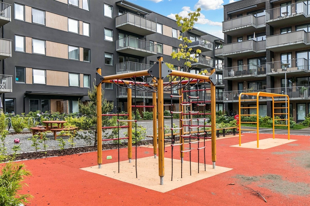 Barnevennlig område med lekeapparater Galleribilde