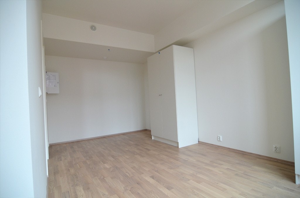 Soverom med skyvedørsgarderobe. ( skap er fjernet og skyvedør satt inn på kortveggen). Galleribilde