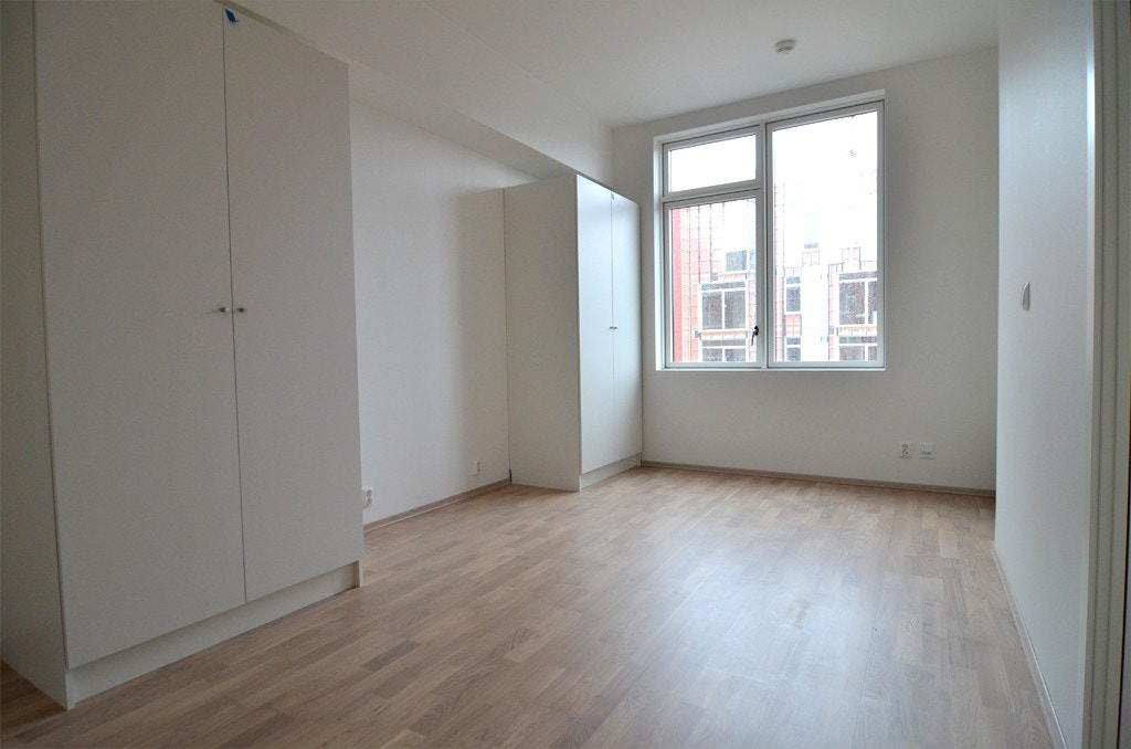 Rommelig soverom med plass til dobbeltseng. (Skap er fjernet). Galleribilde