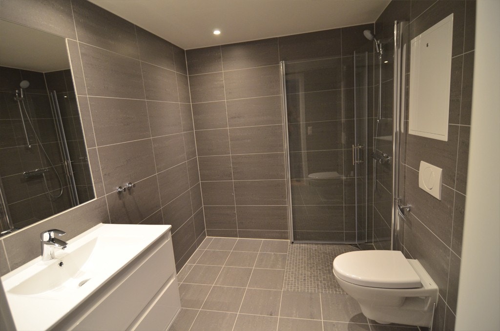 Pent fliselagt bad med dusjhjørne Galleribilde